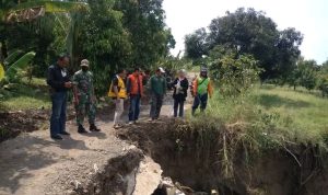 Berbahaya, Jalan Jembarwangi Amblas, Kades Minta Perhatian Bupati Lokasi jalan yang mengalami amblas, hingga membahayakan bagi pengguna jalan di Jembarwangi Kecamatan Tomo Kabupaten Sumedang. (ist)