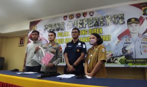 Ayah Aniaya 2 Anak Kandung Gara-gara Menolak Disuruh Utang ke Warung Polsek Tanjung Duren menggelar pers rilis kasus anak yang aniaya anak kandung (Disway)