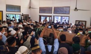 Jenazah Fahmi Idris sebelum dimakamkan di TPU Tanah Kusir, Jakarta Selatan, Minggu (22/5). (Laily Rahmawaty-ANTARA)
