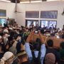 Jenazah Fahmi Idris sebelum dimakamkan di TPU Tanah Kusir, Jakarta Selatan, Minggu (22/5). (Laily Rahmawaty-ANTARA)