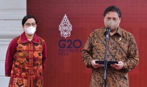 Airlangga Hartarto dengan Sri Mulyani ketika memberikan keterangan mengenai pertumbuhan ekonomi Indonesia Kuartal I 2022