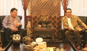 Airlangga Hartarto Bertemu Ridwan Kamil, Apakah Berdampingan di Pilpres 2024? Airlangga Hartarto kembali melakukan agenda pertemuan penting dengan Gubenur Jawa Barat Ridwan Kamil.