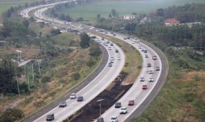Ilustrasi: arus balik kendaraan yang melintas di jalan tol. (JawaPos.com)