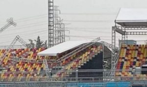 Atap tribun Formula E di Jakarta International E-Prix Circuit (JIEC) di Kawasan Pantai Karnaval Ancol, Jakarta Utara roboh. (Istimewa)