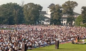 Ribuan masyarakat Kota Bandung saat melangsungkan ibadah salat Idul Fitri 1443 Hijriah di Lapang Gasibu, Senin (2/5). (Foto: Sandi Nugraha/Jabar Ekspres)