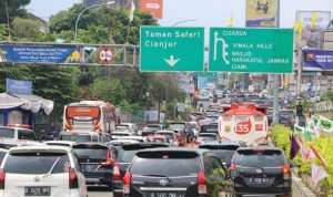 Hari ketiga Lebaran, Rabu (4/5) pagi ribuan kendaraan memasuki Jalur Puncak, Kabupaten Bogor. (Nelvi/Radar Bogor)