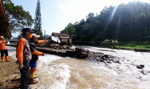 Bocah 13 Tahun yang Hanyut Terseret Banjir Bandang di Desa Citengah Sumedang Belum Ditemukan Bocah 13 Tahun yang Hanyut Terseret Banjir Bandang di Desa Citengah Sumedang Belum Ditemukan