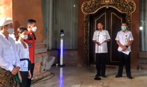 Bule Pose Telanjang di Pohon Keramat di Bali, Akhirnya di Deportasi Bule yang berpose telanjang di Pohon Keramat di Bali akhirnya dideportasi oleh Kantor Imigrasi (tangkapan layar Instagram @niluhdjelantik)