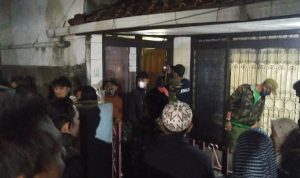 Kerumunan warga yang hendak melihat kondisi korban gantung diri di RT 01 RW 05 Kebon Kalapan, Desa Panenjoan, Cicalengka. (Yanuar Baswata/Jabar Ekspres)
