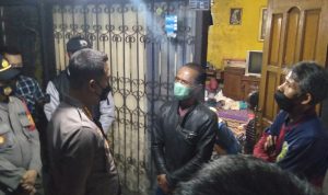 Kapolresta Bandung, Kombes Pol Kusworo Wibowo (tengah) saat berinteraksi dengan keluarga pemuda yang ditemukan gantung diri di Cicalengka. (Yanuar/ Jabar Ekspres)