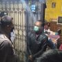 Kapolresta Bandung, Kombes Pol Kusworo Wibowo (tengah) saat berinteraksi dengan keluarga pemuda yang ditemukan gantung diri di Cicalengka. (Yanuar/ Jabar Ekspres)