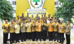 Ketua DPP Partai Golkar Airlangga Hartarto bersama para kader partai bersiap meraih kemenangan dalam Pemilu 2024