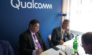 Menko Airlangga Hartarto ketika berbincang dengan CEO Qualcomm