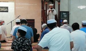 Besok Umat Islam di Tiongkok Rayakan Hari Raya Idul Fitri 1443 H Umat Muslim di Tiongkok tengah menunaikan salat di Masjid Jinshong, Distrik Chaoyang, Beijing (M. Irfan Ilmie/Antara)
