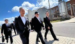Menko Airlangga Hartarto ketika berjalan bersama perwakilan delegasi usai acara World Economic Forum (WEF)