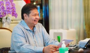 Menteri Koordinator Bidang Perekonomian Airlangga Hartarto ketika menhadiri acara rapat kerja secara virtual.