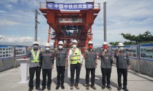 Pemasangan Girder Box dari Casting Yard 4 Arah Stasiun Tegalluar KCJB Rampung Pemasangan girder box dari Casting Yard 4 (CY4) yang berlokasi di Kopo, Bandung menuju Stasiun Tegalluar Kereta Cepat Jakarta-Bandung (KCJB) pada Rabu (24/5).