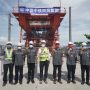 Pemasangan girder box dari Casting Yard 4 (CY4) yang berlokasi di Kopo, Bandung menuju Stasiun Tegalluar Kereta Cepat Jakarta-Bandung (KCJB) pada Rabu (24/5).