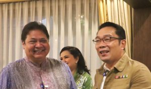 Airlangga HArtarto ketika bertemu dengan Ridwan KAmil dikediamannya.