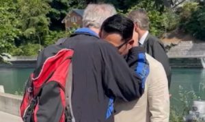 Kesedihan Ridwan Kamil terlihat saat dipeluk warga Bern, Heinrich. Tergambar pula dalam puisi yang dibuat JS Khairen yang beredar di media sosial. (Foto: KBRI Bern)