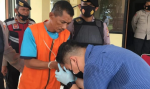 Fakta di Balik Polisi yang Mencium Tangan Tersangka Pencabulan Fakta di Balik Polisi yang Cium Tangan Tersangka Pencabulan