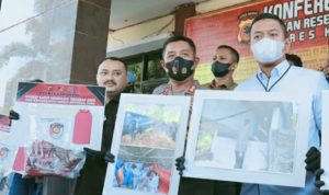 Kapolres Karawang AKBP Aldi Subartono (tengah) saat ekspos kasus pembunuhan anak dengan rekayasa gantung diri di Mapolres Karawang. (Ali Khumaini/Antara)