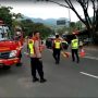 Tangkapan layar video: Petugas Damkar membersihkan tumpahan solar dan dibantu anggota Polisi untuk mengatur arus lalu lintas di Lingkar Barat Nagreg.
