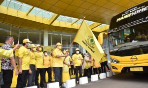 Ketua Umum DPP Partai Golkar Airlangga Hartarto secara resmi melepas perjalanan bus mudik gratis program dari partai Golkar, Jumat (29/4).