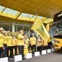 Ketua Umum DPP Partai Golkar Airlangga Hartarto secara resmi melepas perjalanan bus mudik gratis program dari partai Golkar, Jumat (29/4).