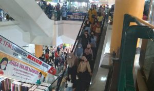 Euforia Idul Fitri Kembali Terasa, Masyarakat Berbondong Belanja ke Mall Jatos Situasi Mall Jatinangor Town Square (Jatos) pada H-1 Lebaran. (Foto: Yanuar/Jabar Ekspres)
