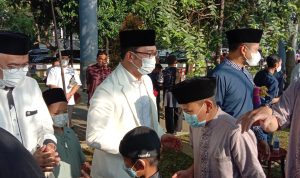 Ridwan Kamil Terharu Ribuan Masyarakat Salat Idul Fitri di Lapang Gasibu Gubernur Jawa Barat, Ridwan Kamil (tengah) saat bersamaan bersama jamaah setelah melangsungkan Salat Idul Fitri 1443 H di Lapang Gasibu. Senin (2/5). (Foto: Sandi Nugraha/Jabar Ekspres)