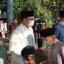 Gubernur Jawa Barat, Ridwan Kamil (tengah) saat bersamaan bersama jamaah setelah melangsungkan Salat Idul Fitri 1443 H di Lapang Gasibu. Senin (2/5). (Foto: Sandi Nugraha/Jabar Ekspres)