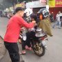 Pengurus Federasi Sebumi menggelar bakti sosial dengan membagikan makanan kepada masyarakat sekitar dan pengguna jalan raya di sekitar Jalan Cijambe Kecamatan Ujung Berung Kota Bandung.