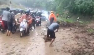 Tangkapan layar: Macet akibat longsor di Jalan Raya Tangkuban Perahu.
