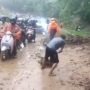 Tangkapan layar: Macet akibat longsor di Jalan Raya Tangkuban Perahu.