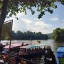 SITU LENGKONG: Para pengunjung sudah memenuhi keterisian perahu yang tersedia di Situ Lengkong Panjalu, Ciamis, Jawa Barat. (Nizar/Jabar Ekspres)