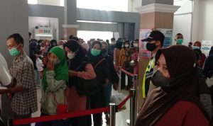 Penumpang Kereta Api Lokal Melonjak pada Lebaran Idul Fitri 2022 Penumpang kereta api sebelum Lebaran Idul Fitri 1443 H di Stasiun Kiaracondong Bandung. (Foto: Sandi Nugraha/Jabar Ekspres)