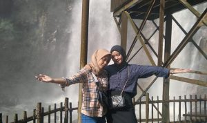Wisatawan Curug Cinulang saat difoto membelakangi air terjun. (Yanuar/Jabar Ekspres)