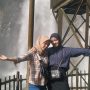 Wisatawan Curug Cinulang saat difoto membelakangi air terjun. (Yanuar/Jabar Ekspres)