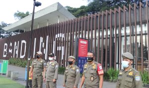 Komandan Kompi Satpol PP Kota, Pardiman Hendri, tengah melakukan pemantauan bersama tim di Alun-Alun Bandung yang tengah ditutup, Minggu (8/5). (Arvi/Jabar Ekspres)