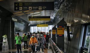 Para pemudik tiba di Stasiun Bandung. (Deni/Jabar Ekspres)