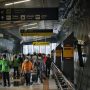 Para pemudik tiba di Stasiun Bandung. (Deni/Jabar Ekspres)