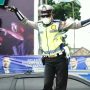 HIBUR PENGENDARA: Aipda Tatang Wiguna, anggota polisi Satlantas Polres Cimahi memperlihatkan aksi joget sambil mengatur lalu lintas. Hal tersebut dilakukan untuk menghibur para kendara yang melintas.