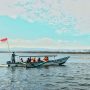 BERLAYAR: Penyedia jasa perahu membawa para penumpangnya menuju cagar alam yang berada di sekitar Pantai Pangandaran, Kabupaten Pangandaran, Jawa Barat. (Deni/Jabar Ekspres)