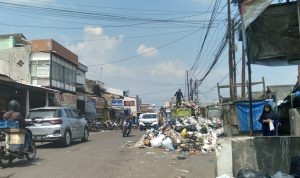 Sampah Pasar Parakanmuncang semakin menggunung pasca Lebaran 2022. (Yanuar/Jabar Ekspres)