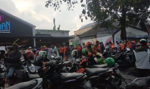 Antrean Mie Gacoan Sempat Membuat Jalan Paskal Macet Hingga 1 Km RAMAI: Parkiran sempat membludak di suatu restoran hingga memakan bahu jalan sekitar Jl. Pasir Kaliki, Kota Bandung, Selasa (10/4).