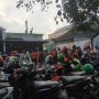 RAMAI: Parkiran sempat membludak di suatu restoran hingga memakan bahu jalan sekitar Jl. Pasir Kaliki, Kota Bandung, Selasa (10/4).