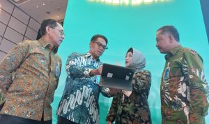 Direktur Manajemen Risiko BNI David Pirzada, Direktur Treasury dan International BNI Henry Panjaitan, Wakil Direktur Utama BNI Adi Sulistyowati, dan Direktur Bisnis UMKM BNI Muhammad Iqbal dalam Public Expose Penawarkan Obligasi Korporasi Berwawasan Lingkungan (green bond) I BNI Tahun 2022, Rabu (11/5).