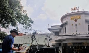Marakayangan Drawing: Seniman dan Spirit 'Jurig' di Sepanjang Jalan Asia-Afrika MEIGAMBAR: Pelukis, Yus Arwidanata tengah melukis kondisi di sepanjang Jalan Asia-Afrika dan Merdeka, Kota Bandung. (Deni/Jabar Ekspres)