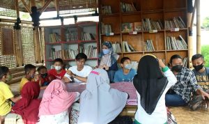 Bentuk Taman Cika-cika, Anak-anak Desa Citaman Bahagia Bisa Berkumpul dan Mendapat Ilmu Pengetahuan Anak-anak Desa Citaman, Kecamatan Nagreg, Kabupaten Bandung tengah dibimbing materi pelajaran oleh para pemuda Desa Citaman. (Istimewa)